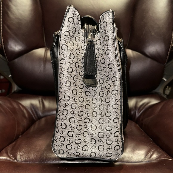 Guess Signature Bag - Picture 10 of 16